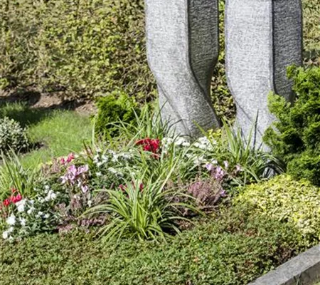 Im Mai bekommt das Grab seine Sommerbepflanzung
